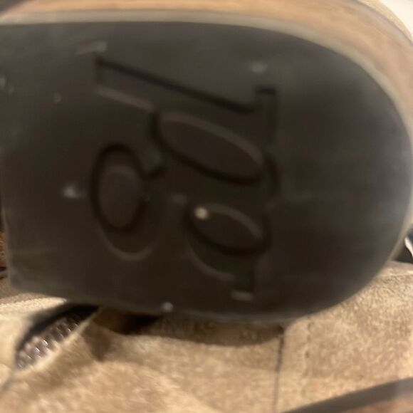 Paul Green tan suede leather approx 1.5”-1.75 heel - Picture 7 of 7